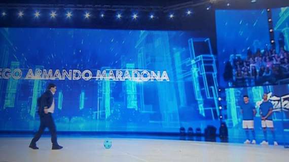 FOTO - Maradona show ad "Amici": Diego tira rigori contro i ballerini, poi il siparietto con Stefano De Martino
