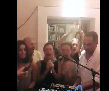 VIDEO - Lady Verdi sempre più partenopea: in famiglia canta 'O surdato 'nnammurato