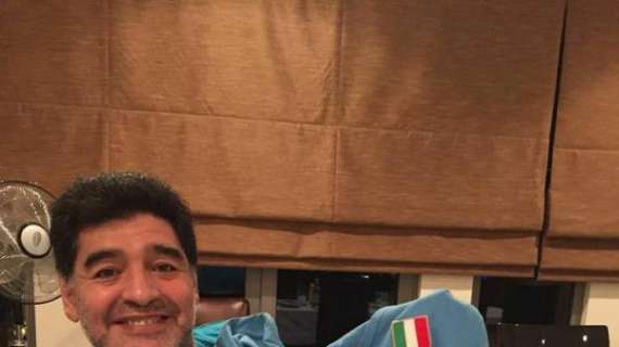 FOTO - Maradona da brividi: Diego mostra una vecchia maglia azzurra indicando il tricolore