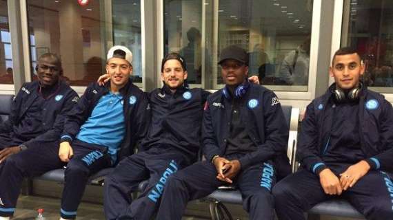 FOTO - Azzurri sorridenti in aeroporto: "Di ritorno a Napoli... a punteggio pieno!"