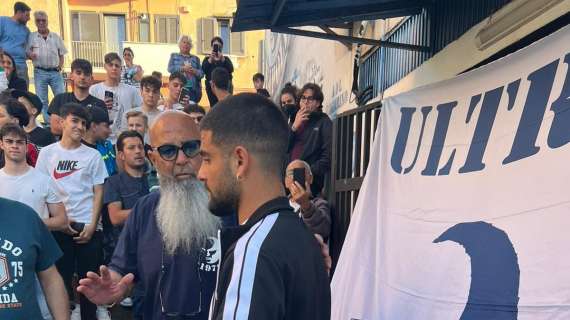 VIDEO&FOTOGALLERY - Insigne omaggiato dagli Ultras: il momento della consegna della targa