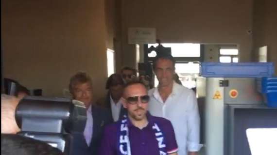 VIDEO - Ribery arrivato a Firenze, bagno di folla e scatta subito il coro: "Chi non salta è juventino..."