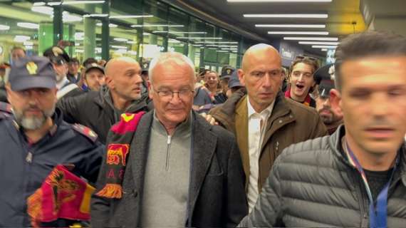 Roma, Ranieri sbarca a Fiumicino: bagno di folla e cori dei tifosi per lui