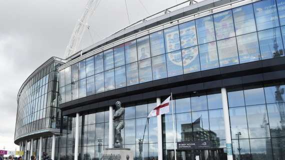 Caduta rovinosa di un tifoso a Wembley: è in gravi condizioni 