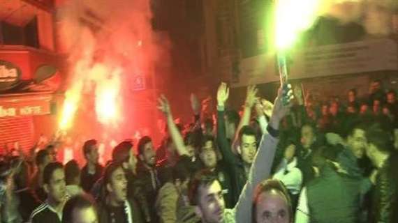 FOTOGALLERY - Tifosi Besiktas pazzi di gioia: a Istanbul festa in strada fino a tarda notte