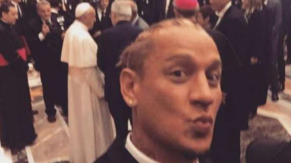 FOTO - Mexes fa infuriare tutti: selfie alle spalle del Papa, il web si ribella
