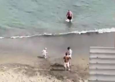 VIDEO/FOTO - La giornata di Mertens e baby Ciro: prima Castel Volturno e poi in spiaggia