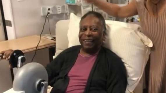 VIDEO - Pelé sta meglio: O' Rei ride e scherza durante la fisioterapia