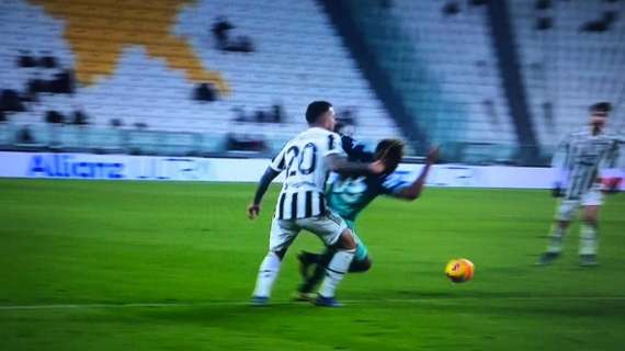 FOTO - Bernardeschi tira i capelli a Soppy in area: l'incredibile rigore negato all'Udinese