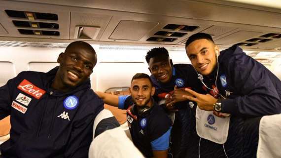 FOTO - Azzurri in volo verso Napoli, tanti sorrisi tra i calciatori: "Si torna a casa con 3 punti!"