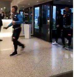 VIDEO - Napoli rientrato in hotel dopo la rifinitura: quanti cori per gli azzurri a Milano!