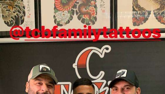 VIDEO - "Oggi come allora difendo la città!", Insigne canta Clementino dal tatuatore