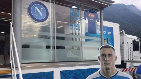 FOTOGALLERY TN - Dimaro, ecco il nuovo store della Ssc Napoli: cartonati di Callejon e Koulibaly accolgono i tifosi