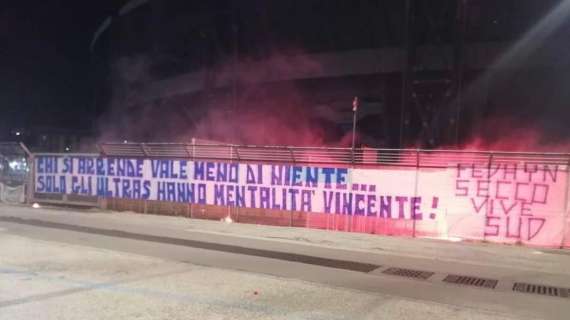 FOTO - "Chi si arrende vale meno di niente...", striscione degli Ultras fuori alla Curva B