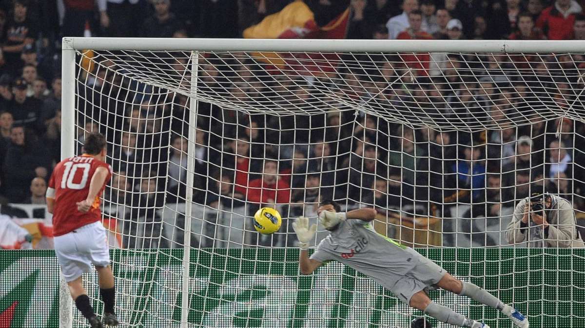 Hamsik, Vidal e Totti: tre rigori identici, tre decisioni diverse. Tutte pro Juve...