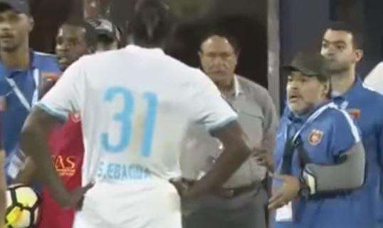 VIDEO - Maradona espulso durante il match del suo Al-Fujairah: pibe incredulo, interviene il traduttore...