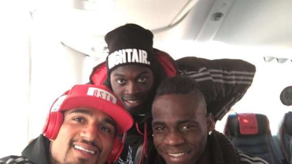 FOTO - Milan in arrivo a Napoli: Boateng, Balotelli e Niang sorridono durante il viaggio