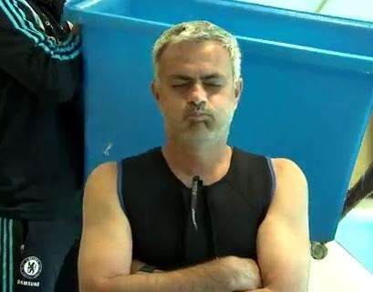 VIDEO - Mourinho accetta la sfida di Drogba e partecipa all'Ice Bucket Challenge