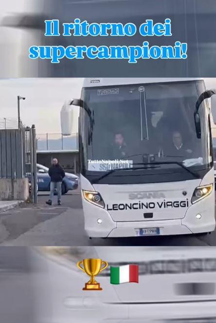 Pullman del Napoli via da Capodichino: che entusiasmo all'aeroporto