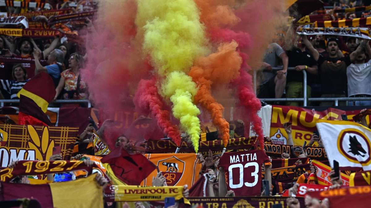 Roma, altro striscione dei tifosi contro Corona: “Sei solo la zo***** di Lele Mora"