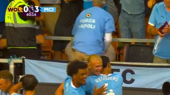 Incredibile in Premier: segna il Man City e sugli spalti spunta la maglia "Forza Napoli"