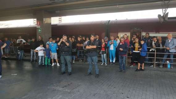 FOTO LIVE - A breve il Napoli partirà per Roma: un centinaio di tifosi attendono gli azzurri alla stazione