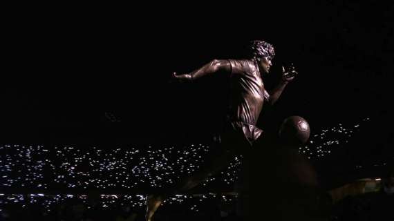 FOTO - Atmosfera da brividi al Maradona: scoperta la statua di Diego
