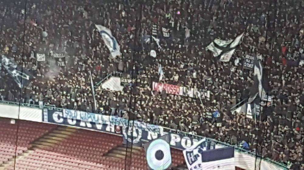 FOTO - La Curva A ribadisce la sua apoliticità: "Né rosso, né nero: solo Napoli il nostro fine vero"