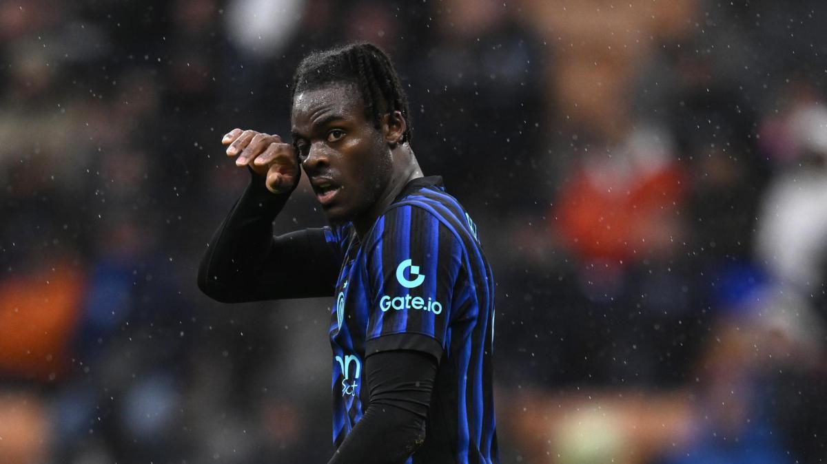 Inter, si ferma Bisseck: infortunio muscolare per il difensore