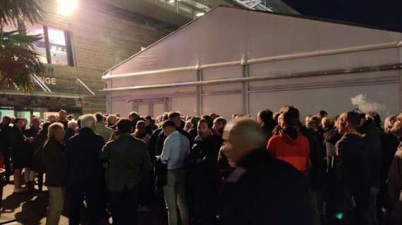FOTO TN -  Sale l'attesa, file lunghissime all'esterno della Red Bull Arena