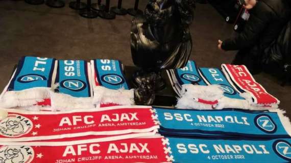 FOTO - Sciarpa speciale per Ajax-Napoli: le immagini da Amsterdam