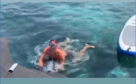 VIDEO - Milik si gode gli ultimi giorni di vacanza a Formentera: le riprese in acqua sui social