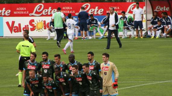 FOTOGALLERY TN – Applausi per il Napoli durante l’ingresso in campo, azzurri con la maglia camouflage