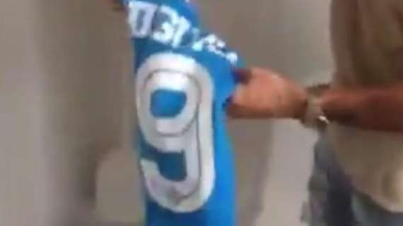 VIDEO - Anche il "falco" Mario Ferri getta nel wc la maglia di Higuain: "Il posto che merita!"