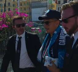 Un'onda azzurra attraversa Napoli: i campioni d'Italia lasciano il lungomare