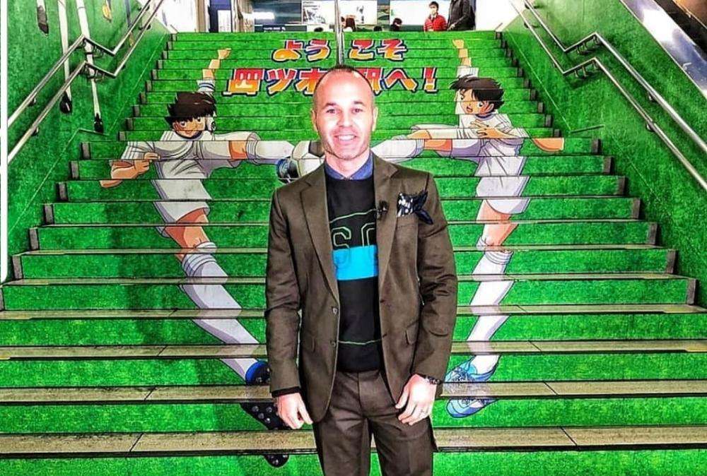 FOTO - Immagine fantastica: Iniesta a Tokio inaugura una stazione dedicata a Holly e Benji