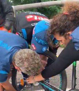 VIDEO - Ancelotti impegnato a riparare... una bicicletta: "Pensavate fosse 'solo' il miglior allenatore del mondo..."