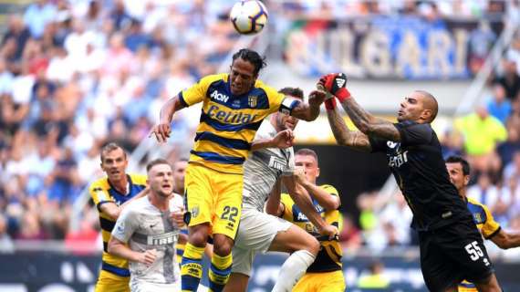 Ritmi lenti e pochi pericoli in Inter-Parma: dopo 45' al Meazza è 0-0. Si scalda Icardi