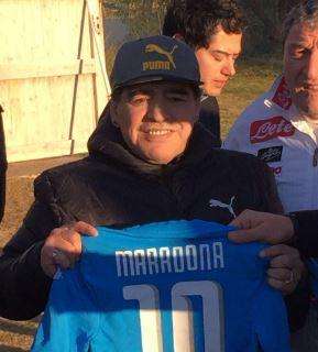 FOTO - La 10 torna al suo proprietario: ecco Diego con la maglia azzurra 
