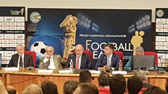 VIDEO - Inter-Juve, siparietto tra l'addetto stampa azzurro Baldari e Rizzoli sull'espulsione di Vecino