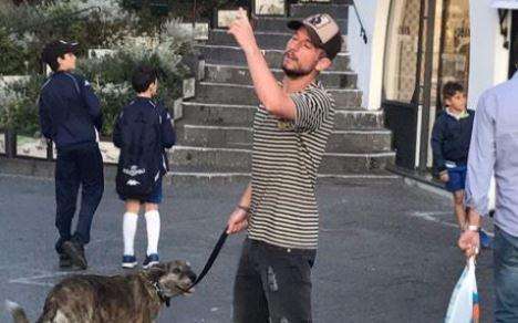 FOTO - Mertens in giro per Capri, con lui l'inseparabile cagnolina Juliette