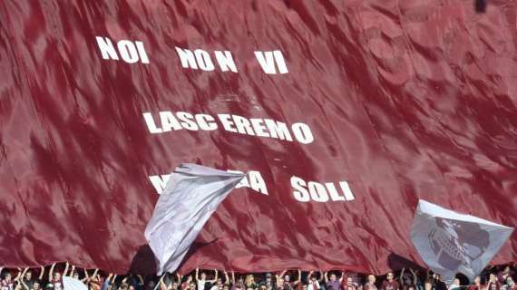 Non solo il napoletani con gli azzurri: tifosi del Torino all'esterno dello Stadium per sostenere il Napoli 