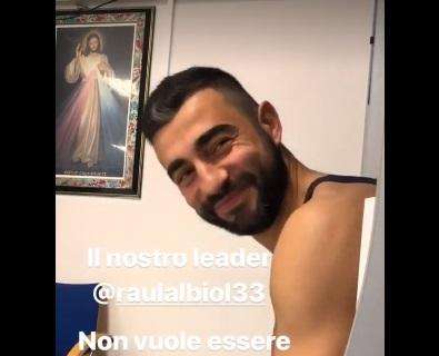 VIDEO – I sorridenti 'ordini' di Albiol a Tonelli: “No, fermo, non pubblicare niente…”