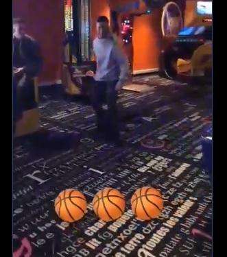 VIDEO - Ounas scatenato in sala giochi: l'azzurro si improvvisa cestista ed esulta alla CR7