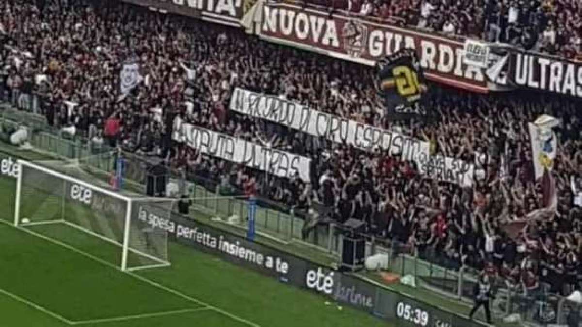 FOTO Salernitana la Curva Sud Siberiano ricorda Ciro Esposito