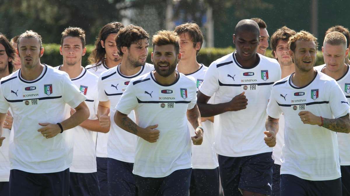 Azzurri atterrati a Recife. De Rossi e Prandelli in conferenza stampa prima dell'allenamento