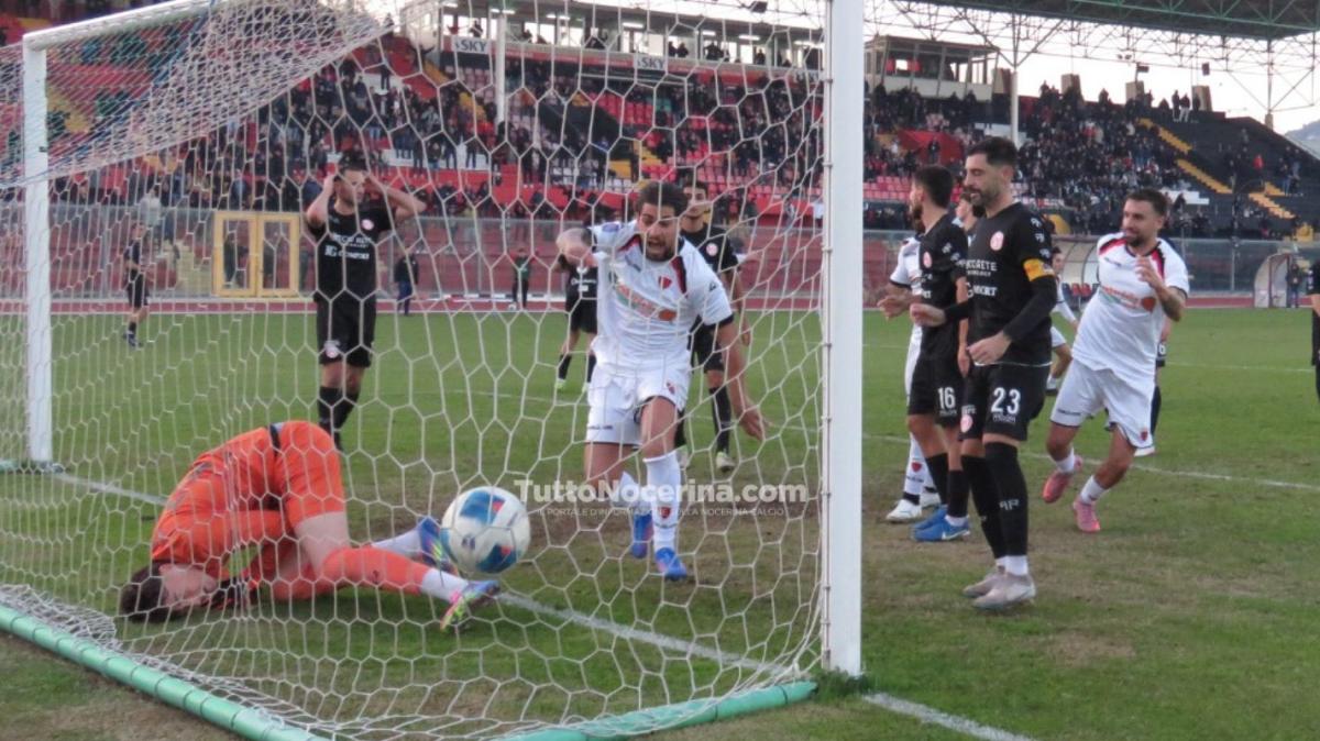 Nocerina, un pareggio che scotta ma non brucia. Il gol all'esordio di Sorgente salva i rossoneri