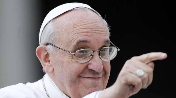 CASERTANA: Il Santo Padre riceve in dono una maglia rossoblù