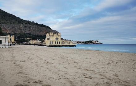 Spiaggia di Mondello, sospese le procedure per l'assegnazione dei 13 lotti