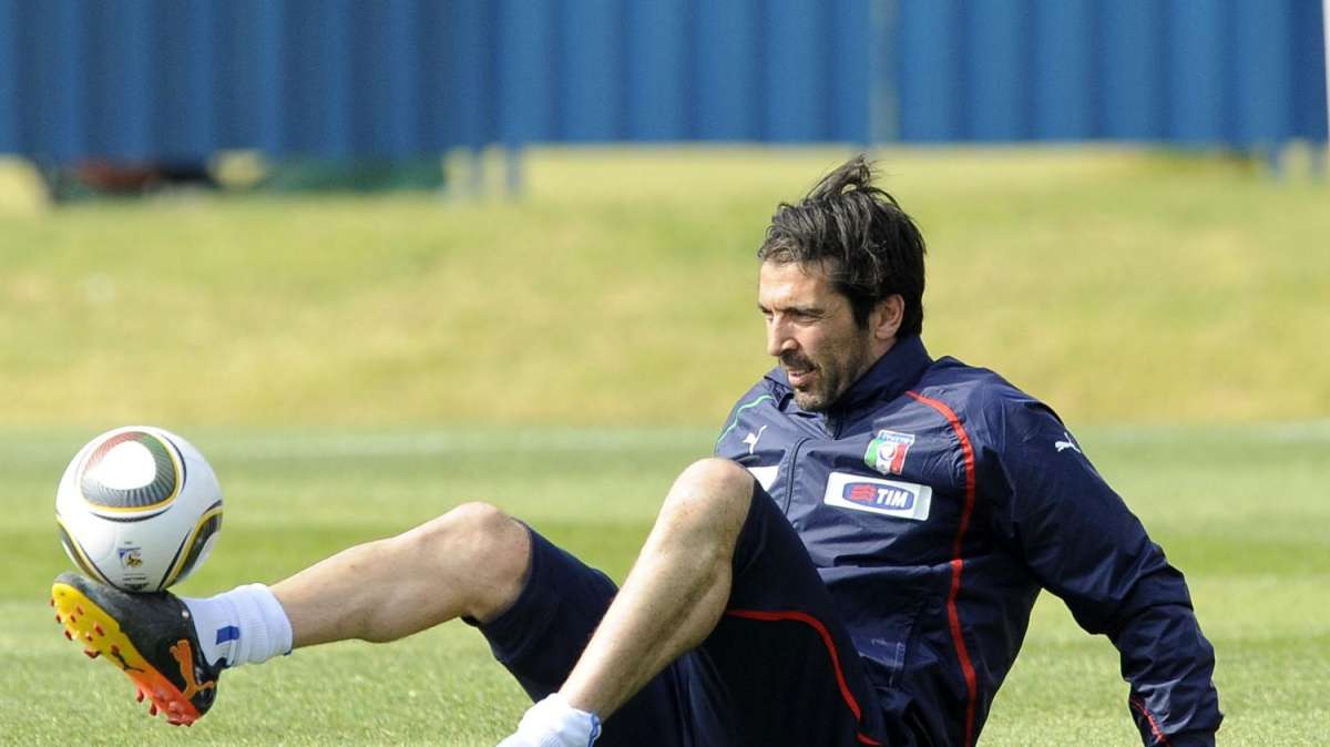 Palermo, Buffon: "Sirigu viene da una stagione strepitosa. Non ha fatto una papera"